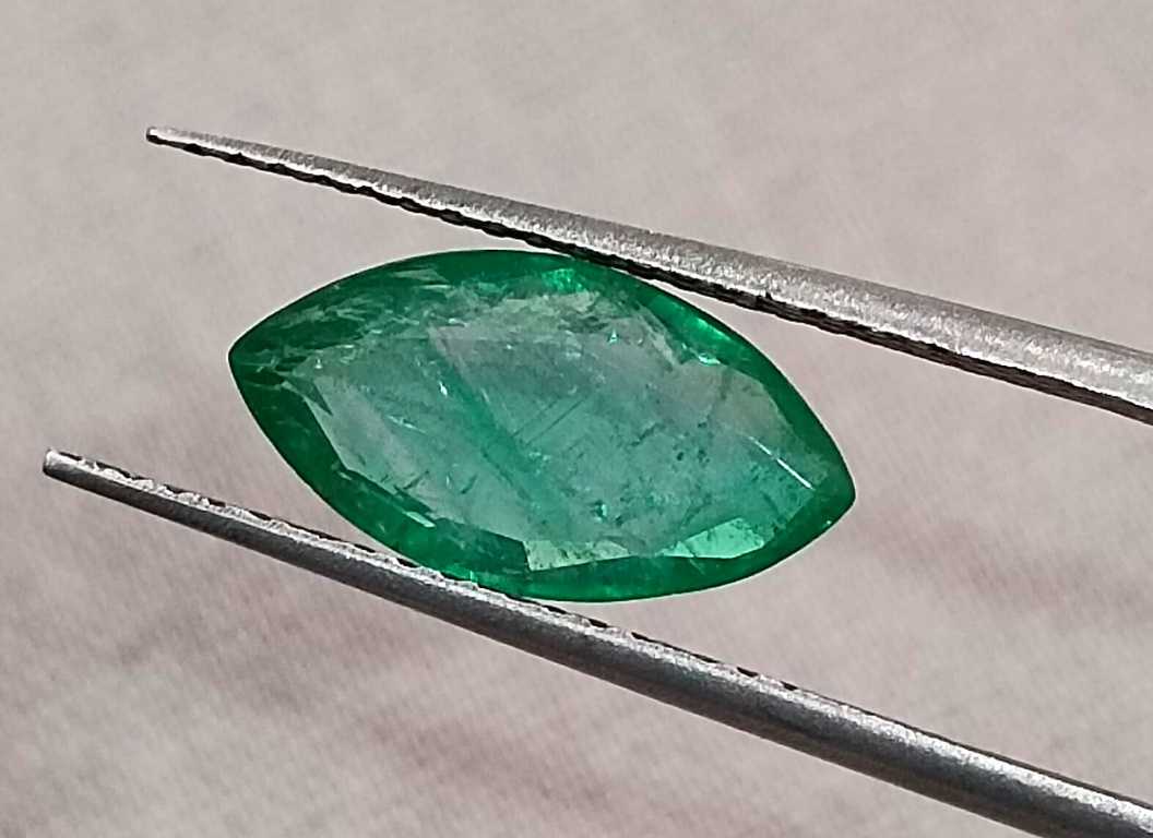GSI certified 1.52ct medium leaf green marquise cut emerald 