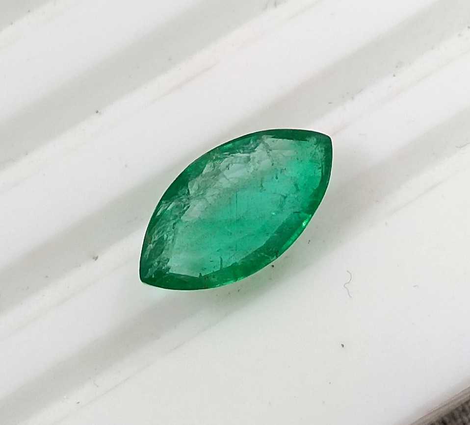 GSI certified 1.52ct medium leaf green marquise cut emerald 
