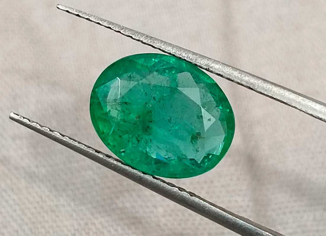 2.42cts GSI certified oval cut natural green Zambian emerald loose gemstone 