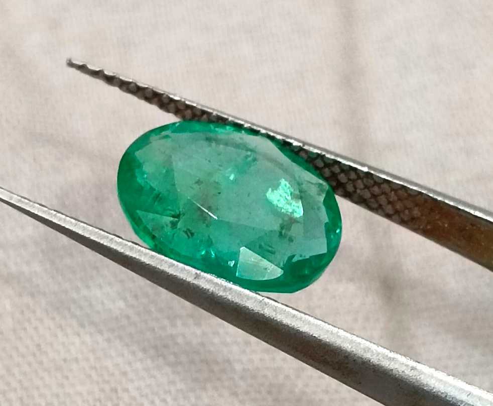 2.42cts GSI certified oval cut natural green Zambian emerald loose gemstone 
