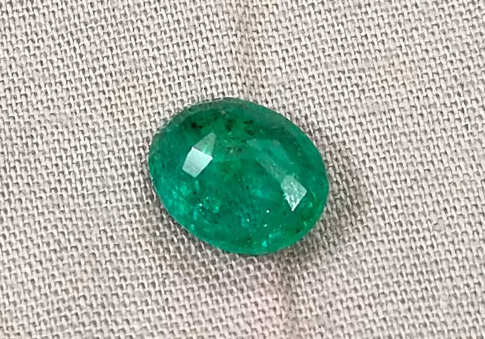 2.42cts GSI certified oval cut natural green Zambian emerald loose gemstone 