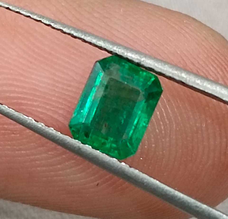 0.91cts GSI certified deep green emerald cut Zambian emerald loose gemstone 