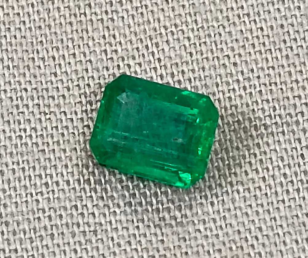0.91cts GSI certified deep green emerald cut Zambian emerald loose gemstone 