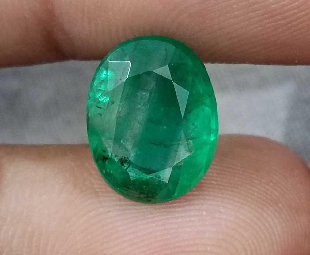5.72ct Vivid medium green oval cut Swat emerald.