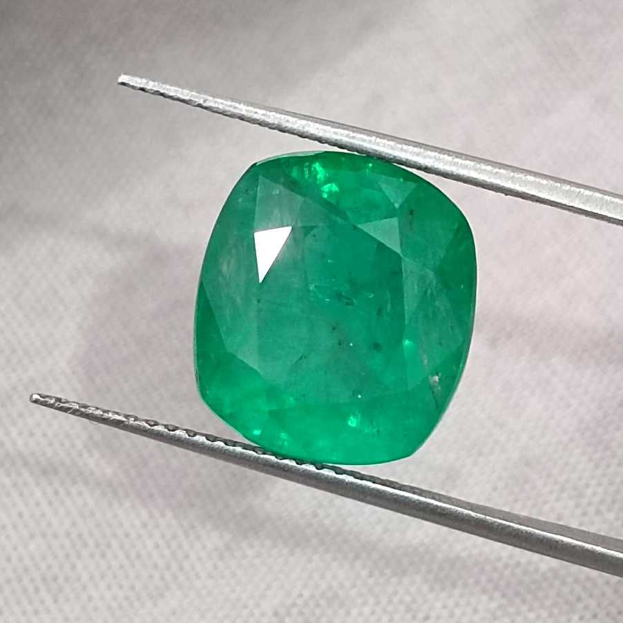 7.30ct Medium Bright green cushion cut Swat emerald./