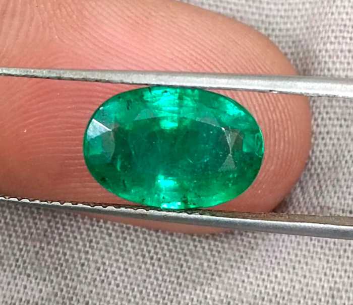3.60ct Vivid deep green oval cut Swat emerald 