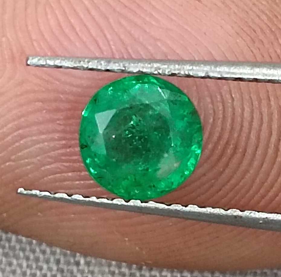 0.88ct Vivid green round cut Zambian emerald 