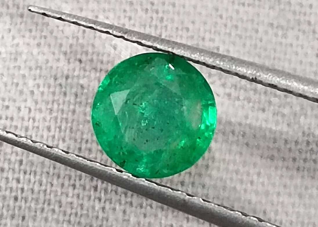 0.88ct Vivid green round cut Zambian emerald 