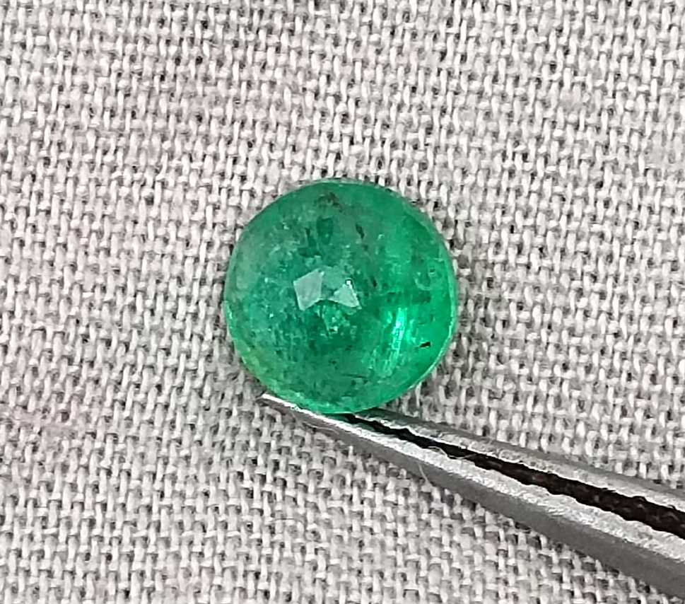 0.88ct Vivid green round cut Zambian emerald 