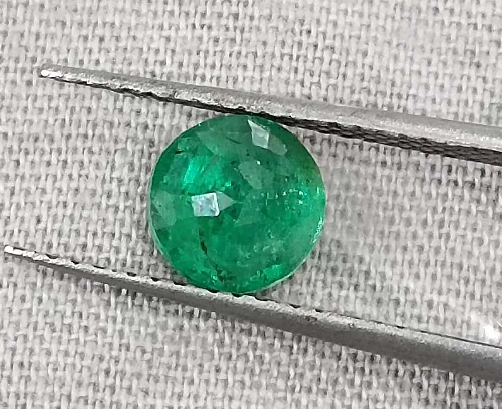 0.88ct Vivid green round cut Zambian emerald 