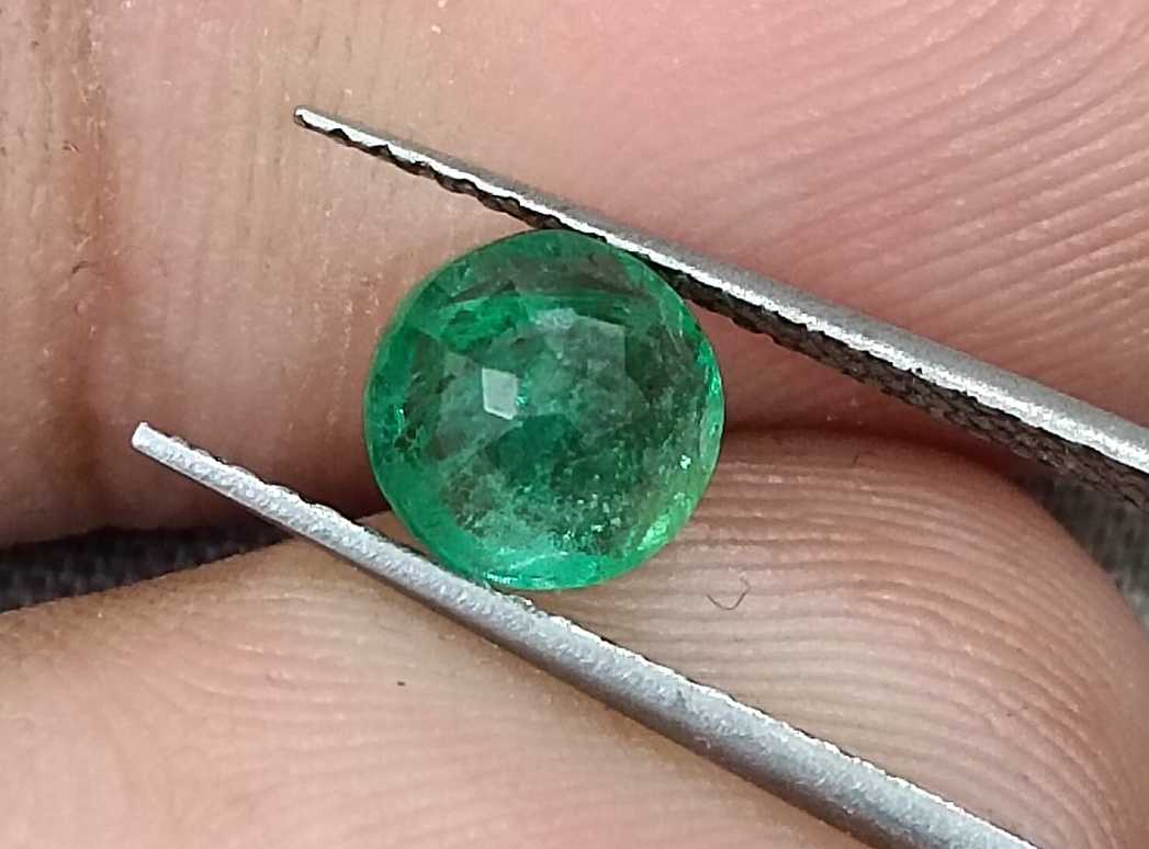 0.88ct Vivid green round cut Zambian emerald 