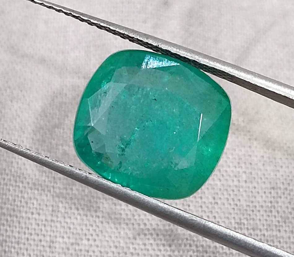 6.86cts Medium green Zambian emerald natural cushion cut gemstone