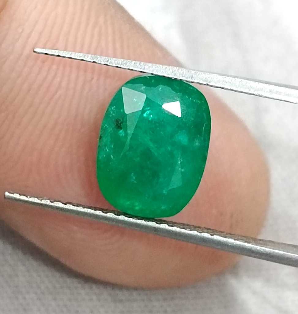 2.80ct Deep leaf green cushion cut Zambian emerald gemstone 