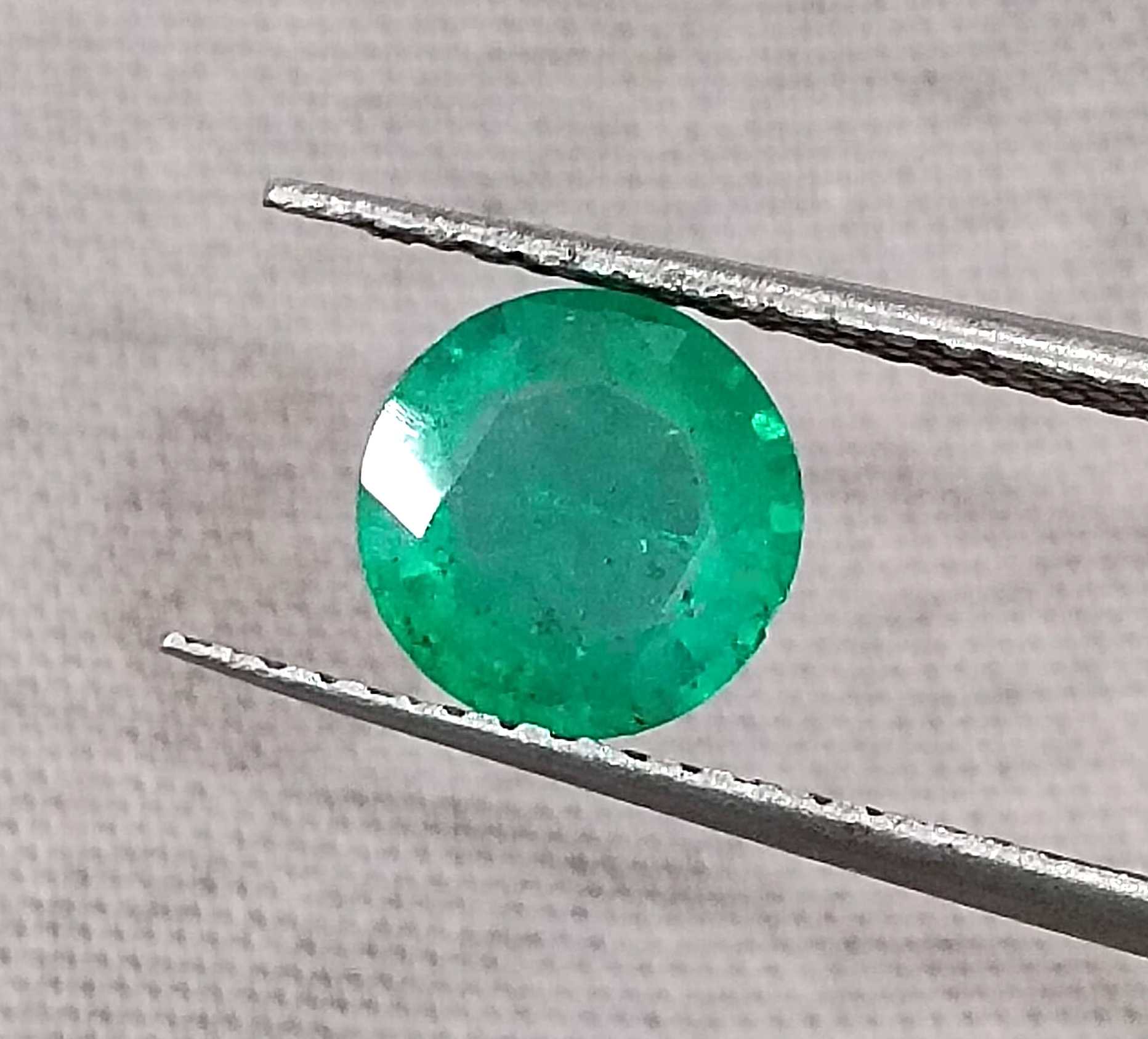 1.00ct GSI certified medium bright shamrock green Zambian emerald round cut