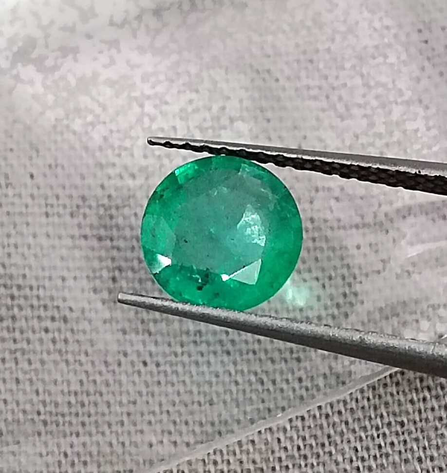 1.00ct GSI certified medium bright shamrock green Zambian emerald round cut