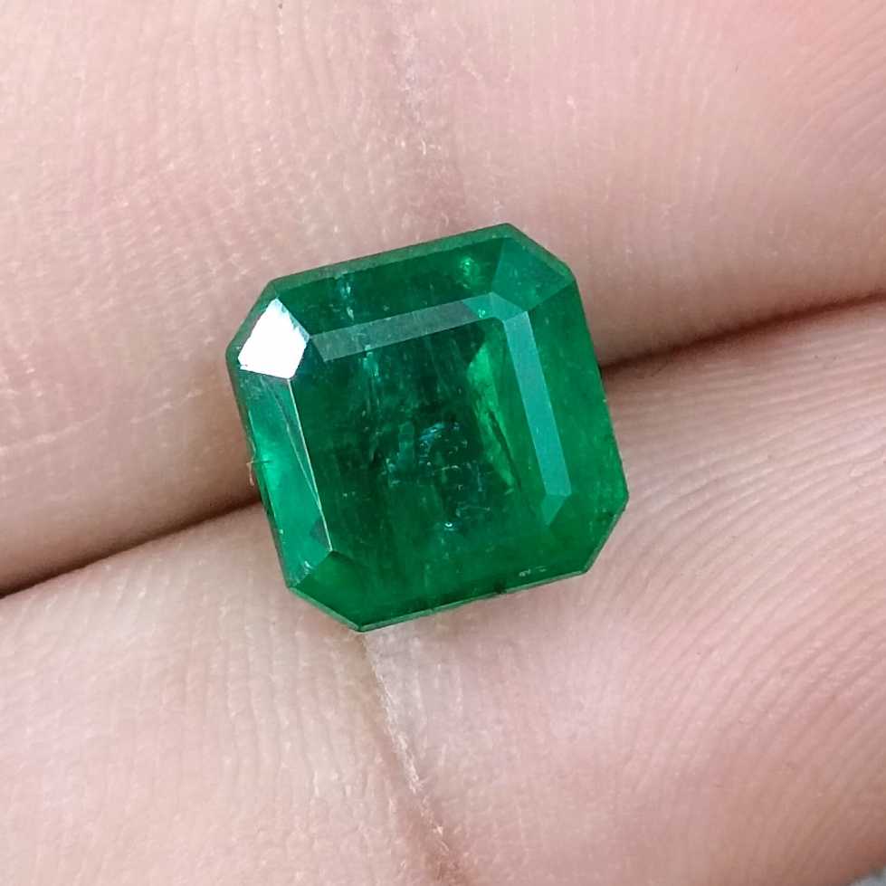 4.78ct GSI certified exceptional top vivid green Zambian emerald 