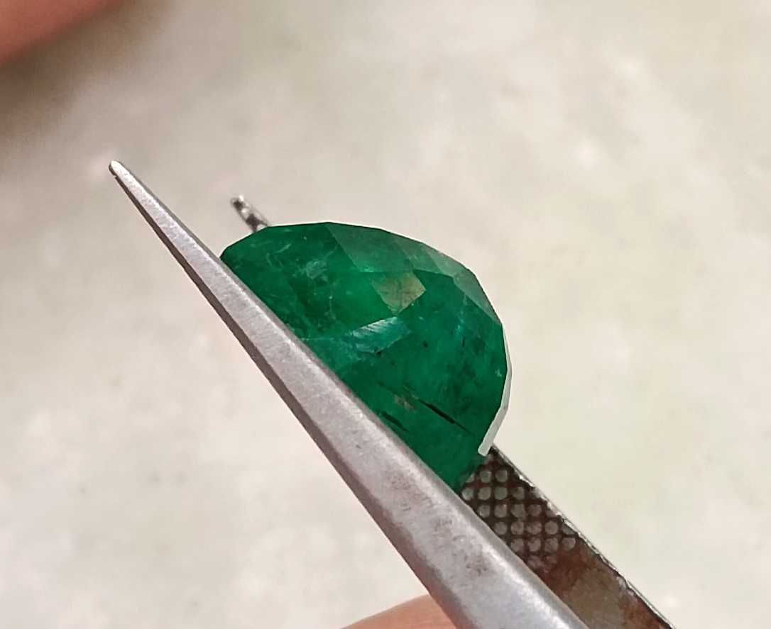 4.78ct GSI certified exceptional top vivid green Zambian emerald 