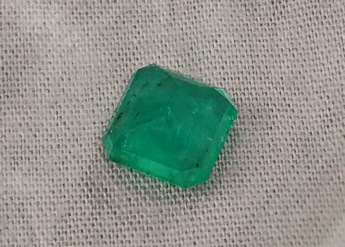 3.53ct GSI certified bright shamrock green Zambian emerald octagon cut gemstone 