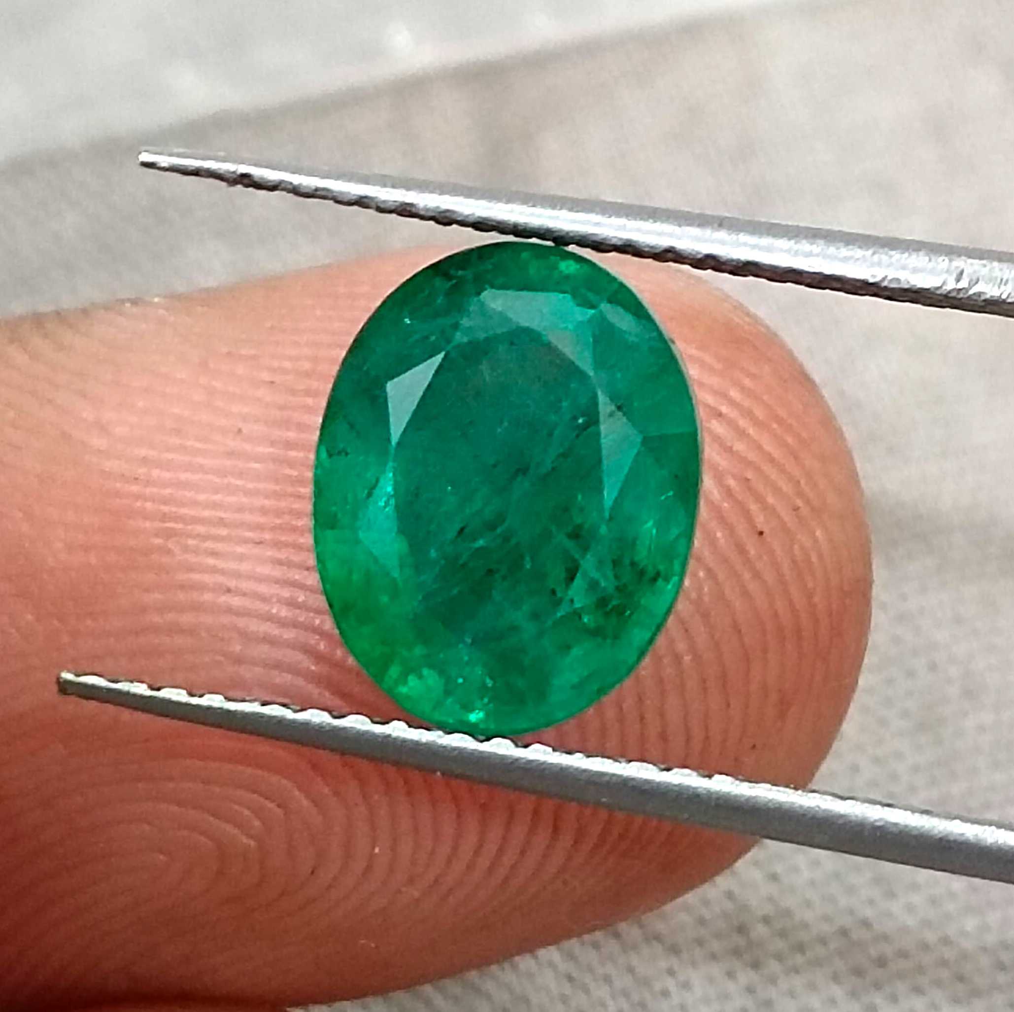 2.67ct GSI certified vivid deep green oval cut Zambian emerald stone 