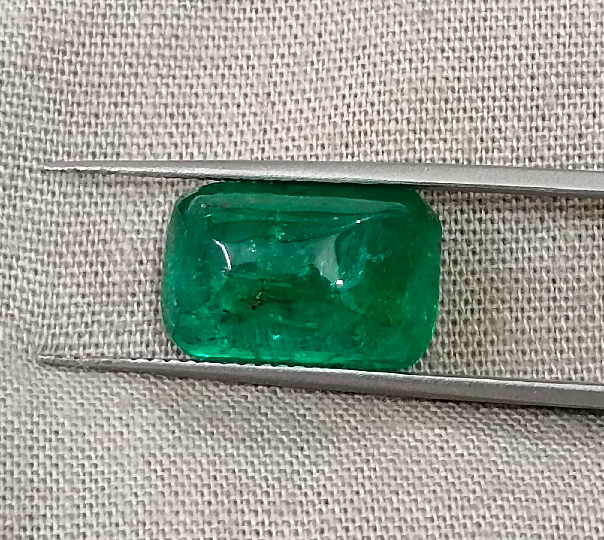 5.88ct Certified vivid green sugarloaf cut natural Zambian emerald 