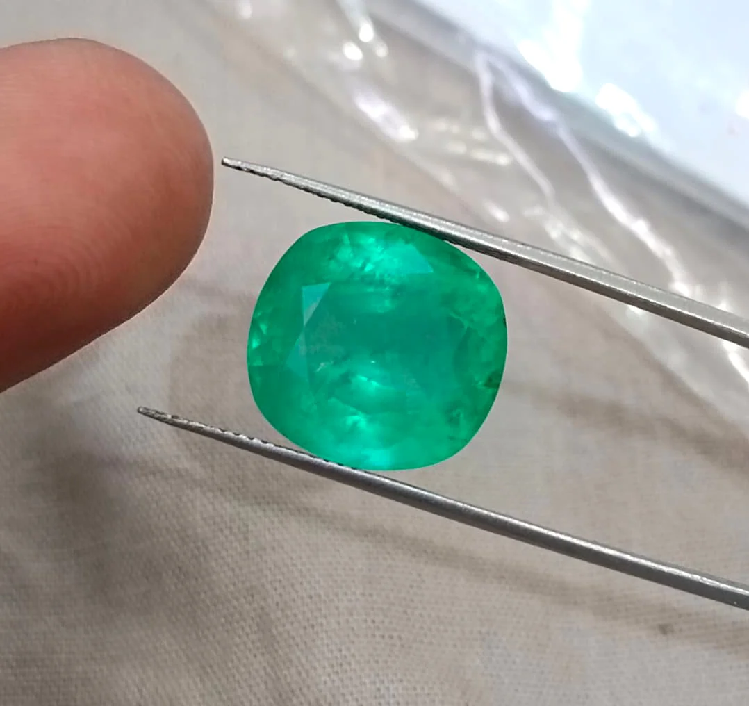 13.94ct Natural emerald medium strong green cushion cut stone