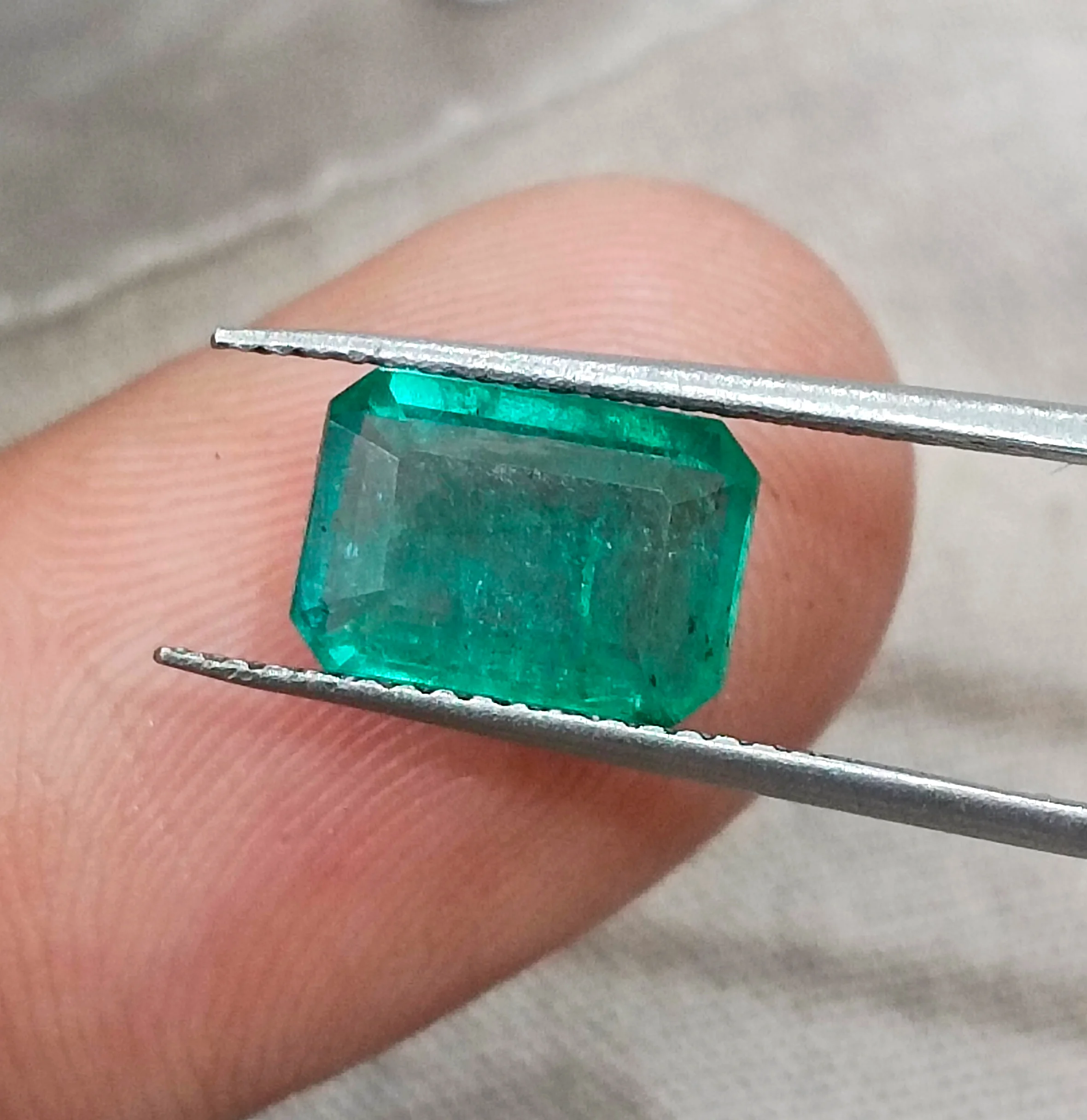 2.45ct Natural emerald bright medium light green octagon SGL vertified gemstonee