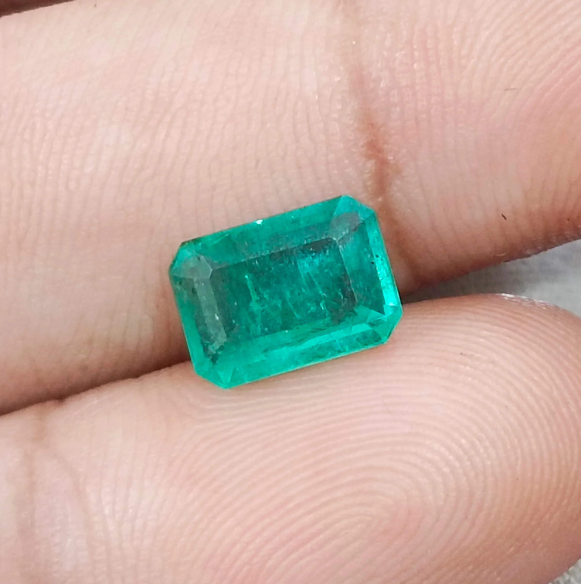 2.45ct Natural emerald bright medium light green octagon SGL vertified gemstonee