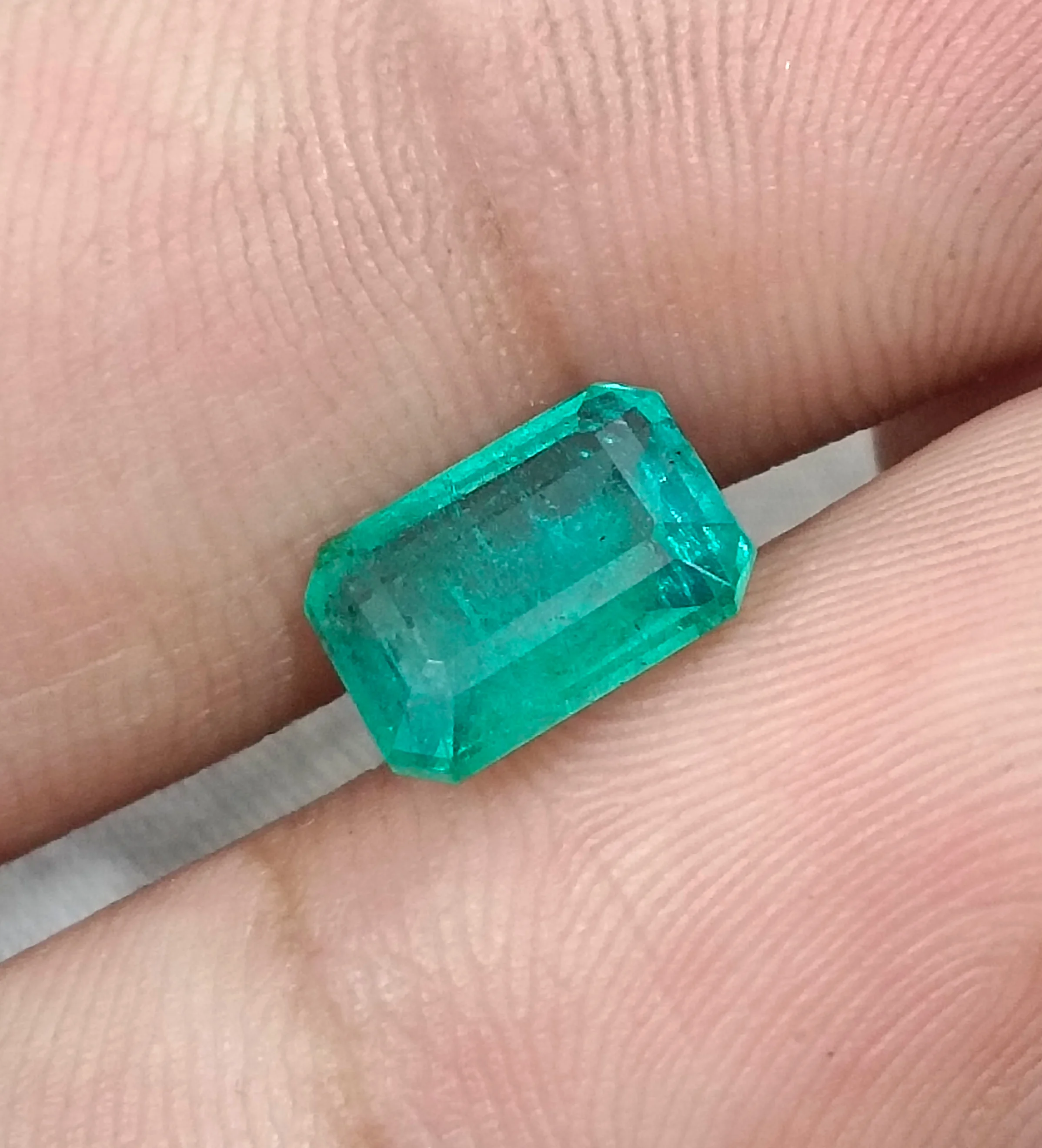 2.45ct Natural emerald bright medium light green octagon SGL vertified gemstonee